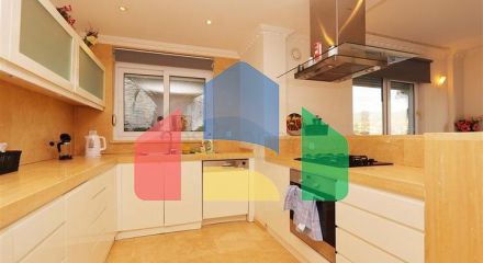 Вілла з просторою терасою в зеленій частині району Конакли