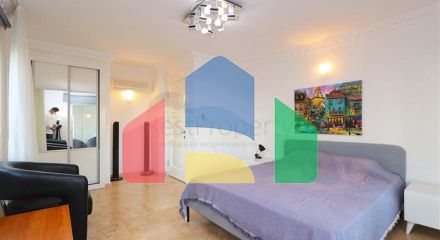 Вілла з просторою терасою в зеленій частині району Конакли