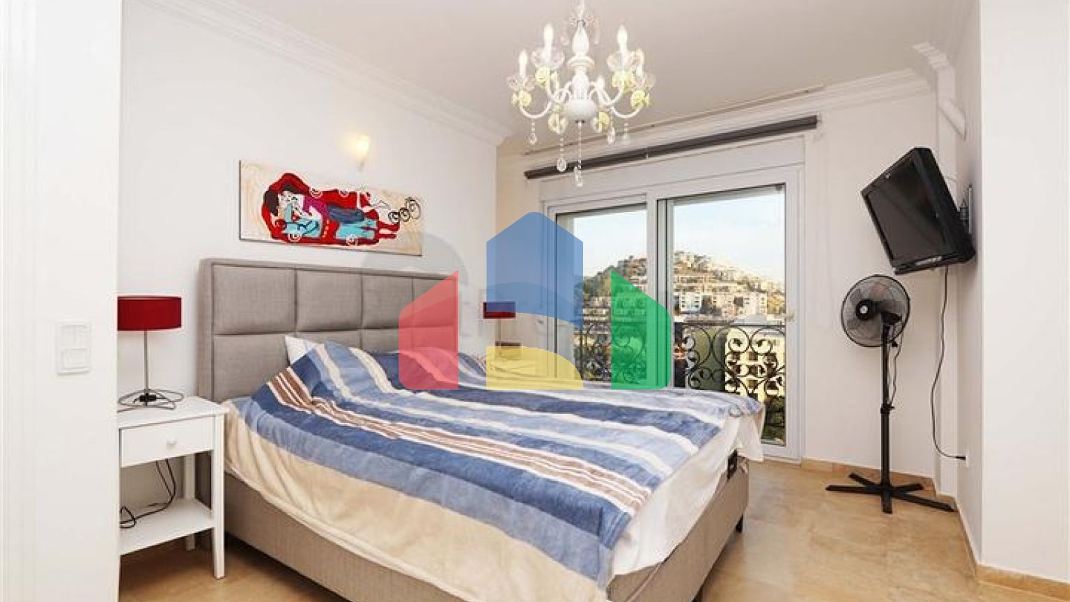 Вілла з просторою терасою в зеленій частині району Конакли