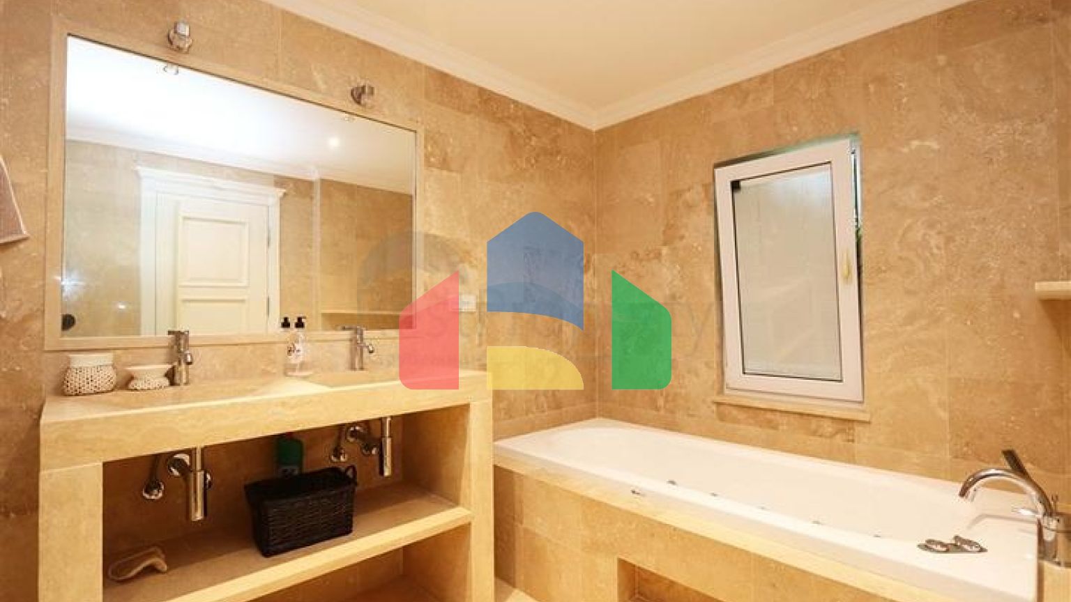 Вілла з просторою терасою в зеленій частині району Конакли