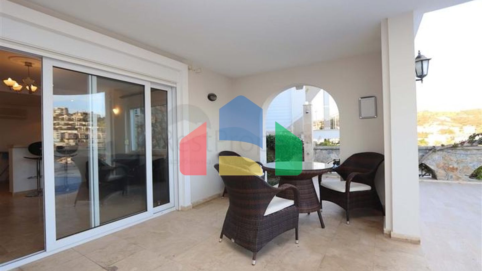 Вілла з просторою терасою в зеленій частині району Конакли