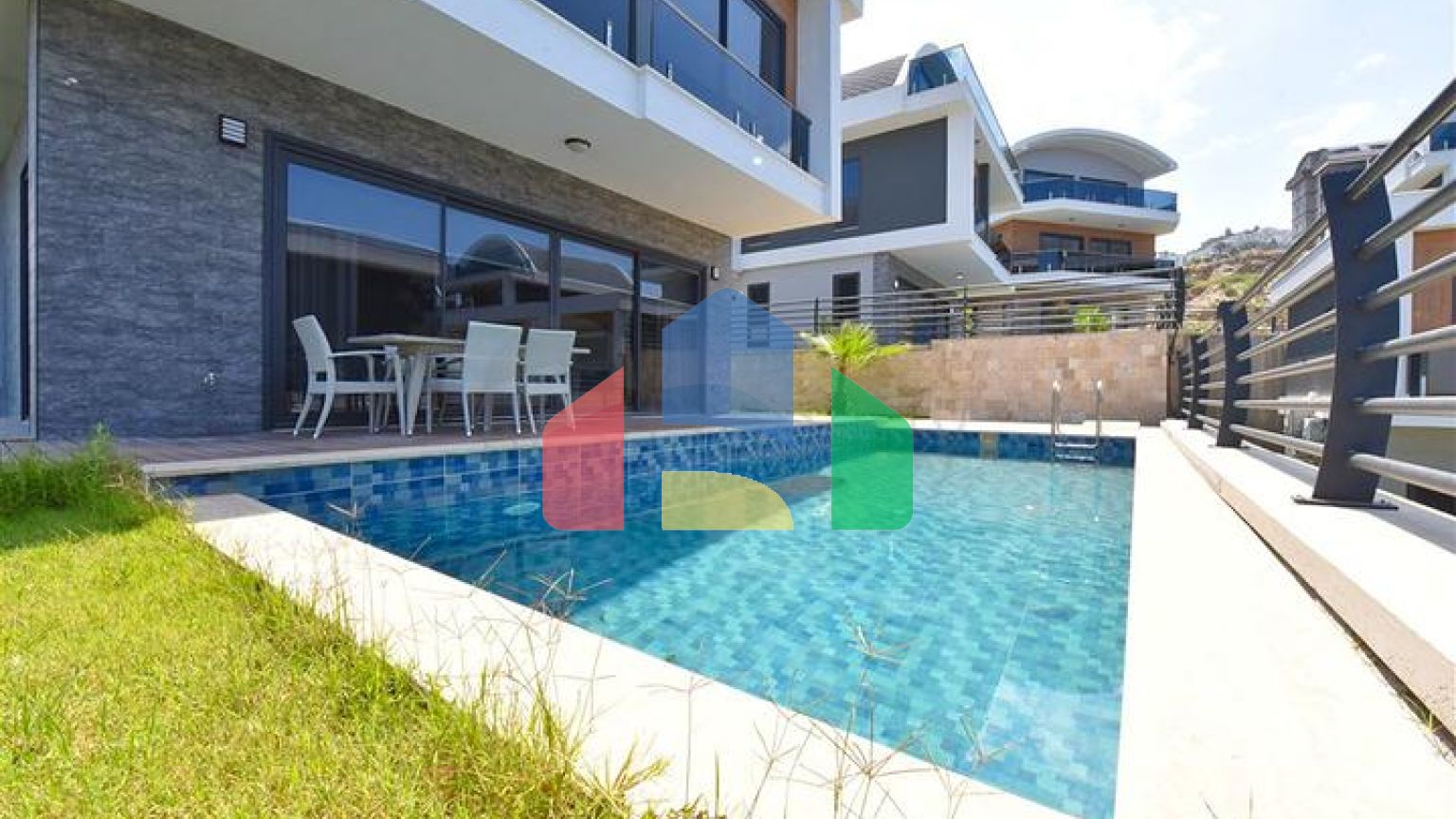 Вилла 4+1 с современным дизайном в живописном районе Каргыджак