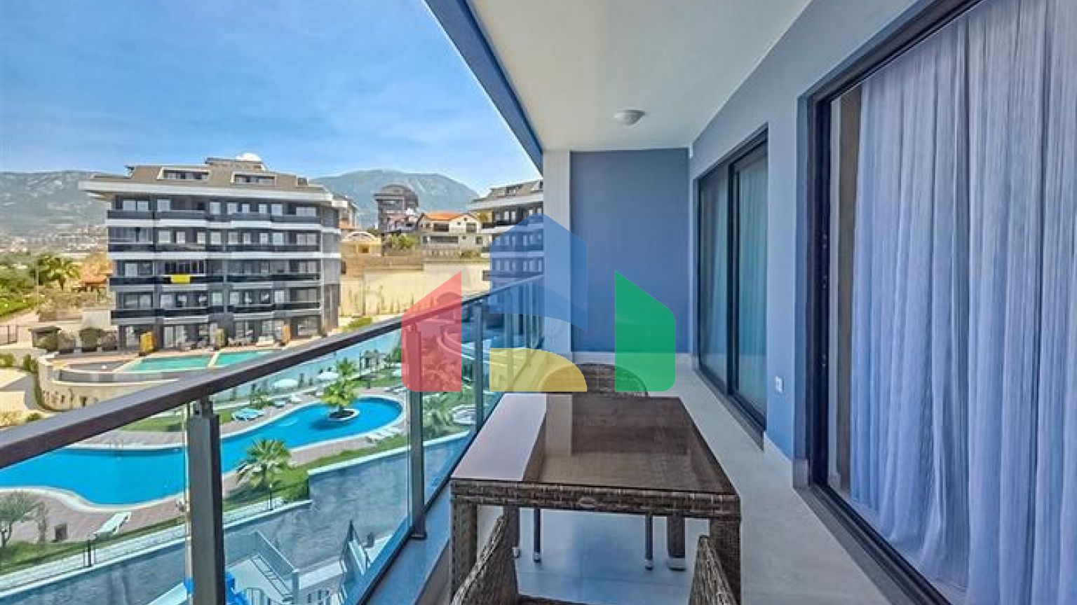 Сучасні апартаменти з панорамним видом на море