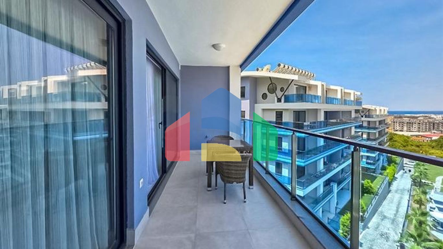 Сучасні апартаменти з панорамним видом на море