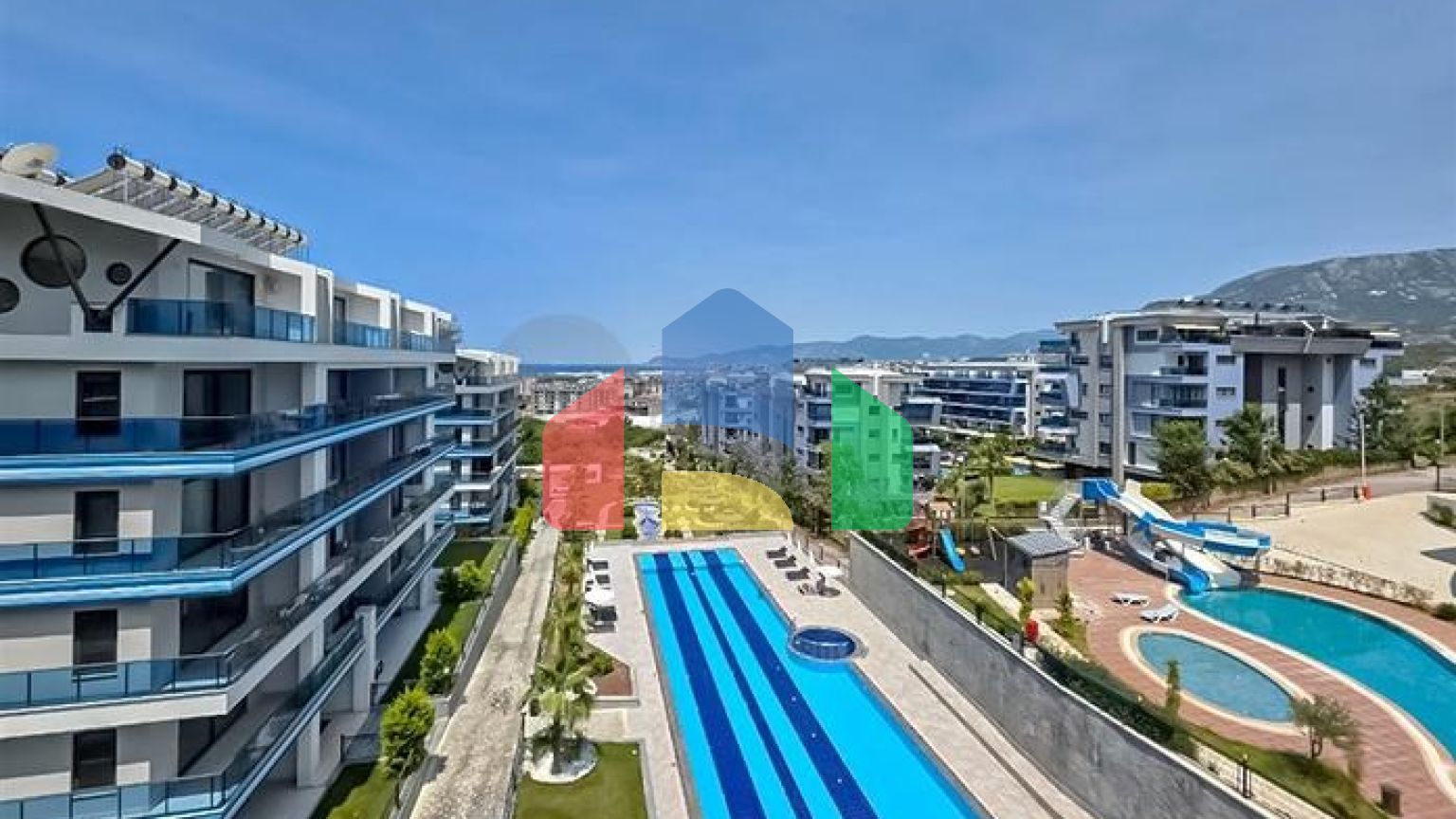 Сучасні апартаменти з панорамним видом на море