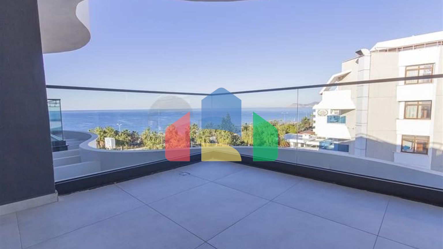 Роскошный пентхаус с видом на море в 50 метрах от моря