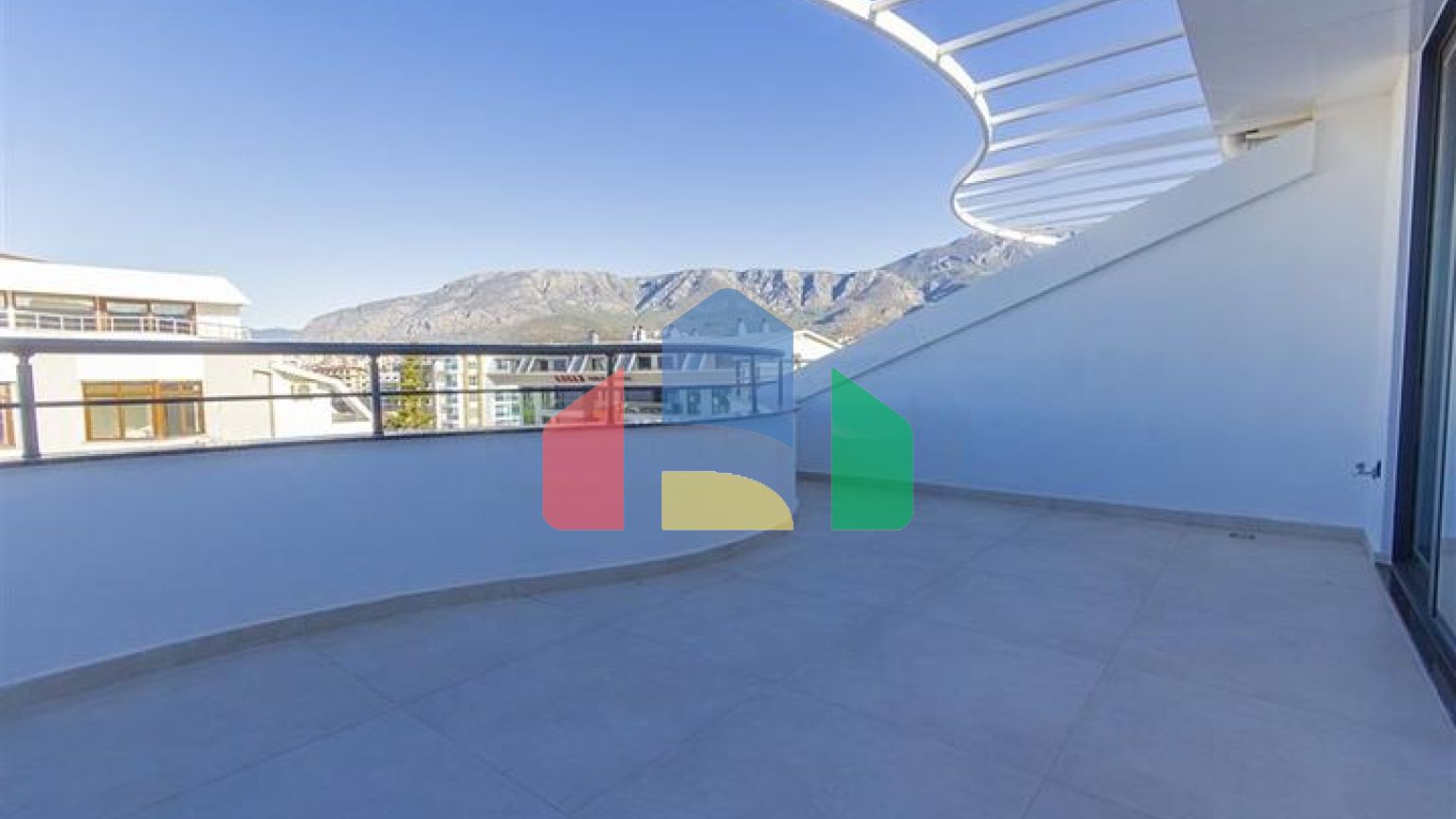 Роскошный пентхаус с видом на море в 50 метрах от моря