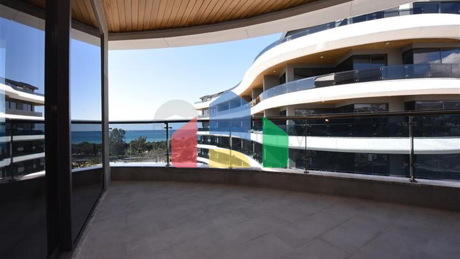 Мебльована трикімнатна квартира на першій береговій лінії