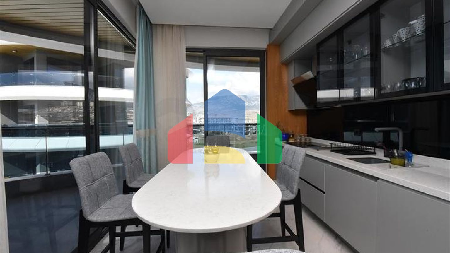 Мебльована трикімнатна квартира на першій береговій лінії