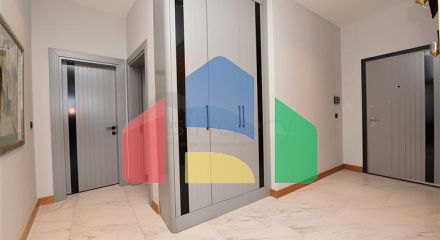 Мебльована трикімнатна квартира на першій береговій лінії