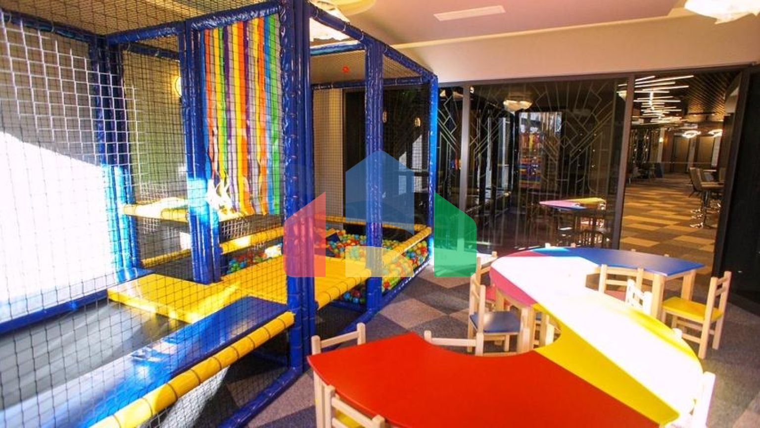 Мебльована трикімнатна квартира на першій береговій лінії