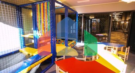 Мебльована трикімнатна квартира на першій береговій лінії