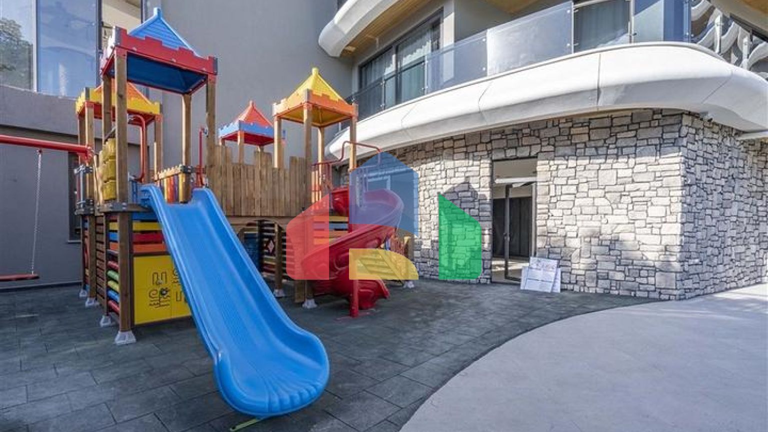 Мебльована трикімнатна квартира на першій береговій лінії