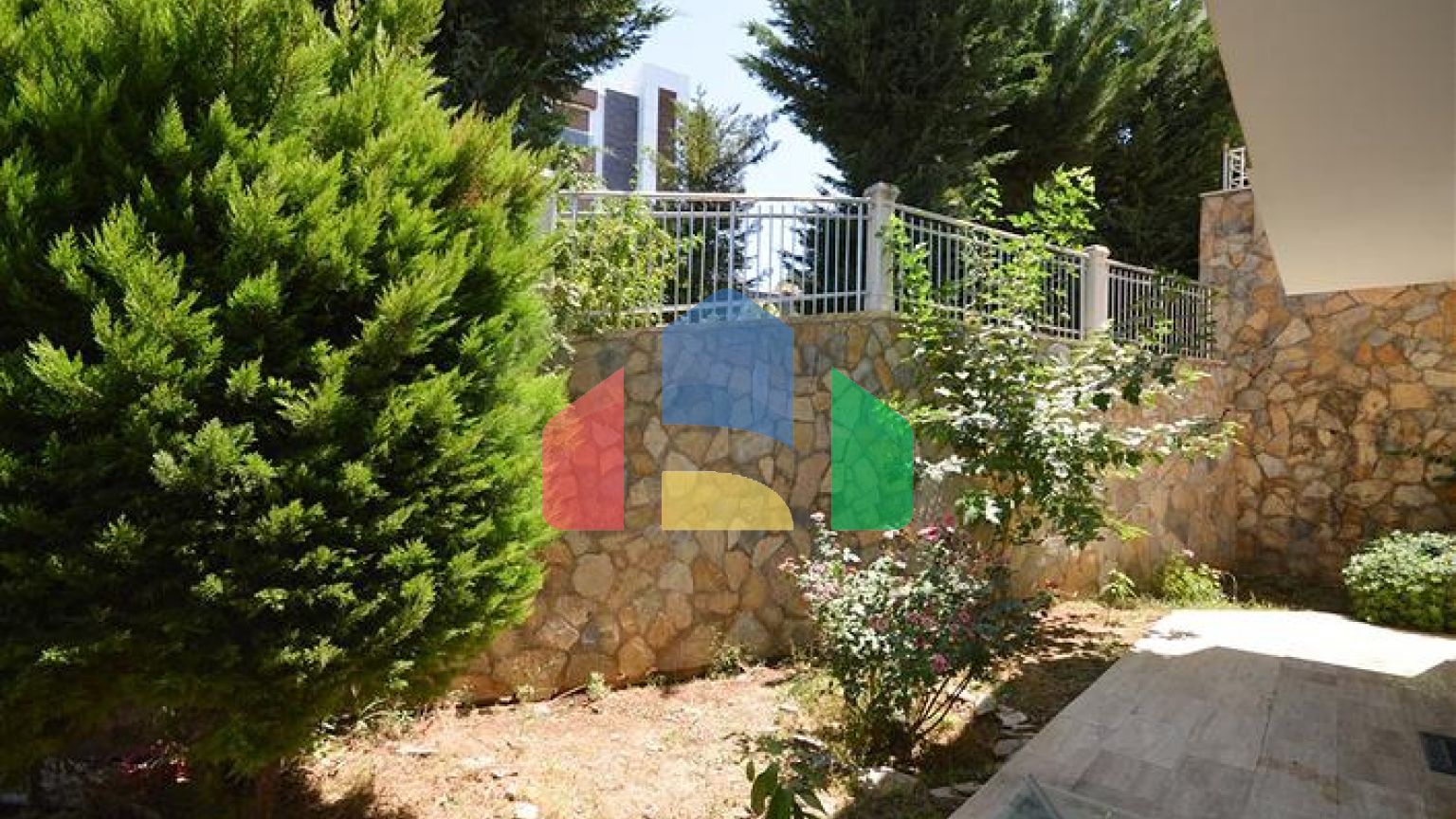 Вілла в Сіте 4+1 з невеликим садом і видом на море і гори в мальовничому районі Каргиджак