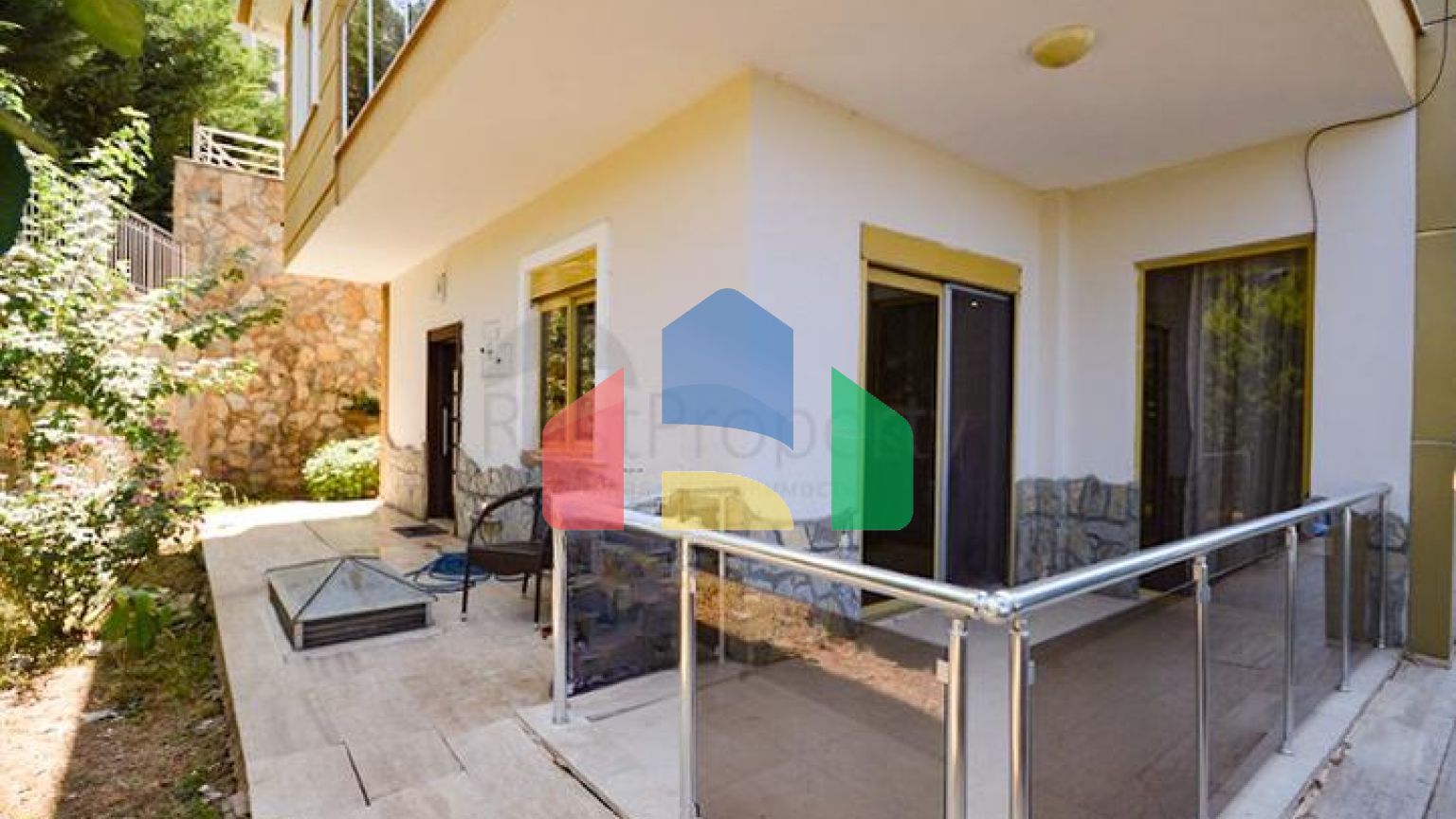 Вілла в Сіте 4+1 з невеликим садом і видом на море і гори в мальовничому районі Каргиджак