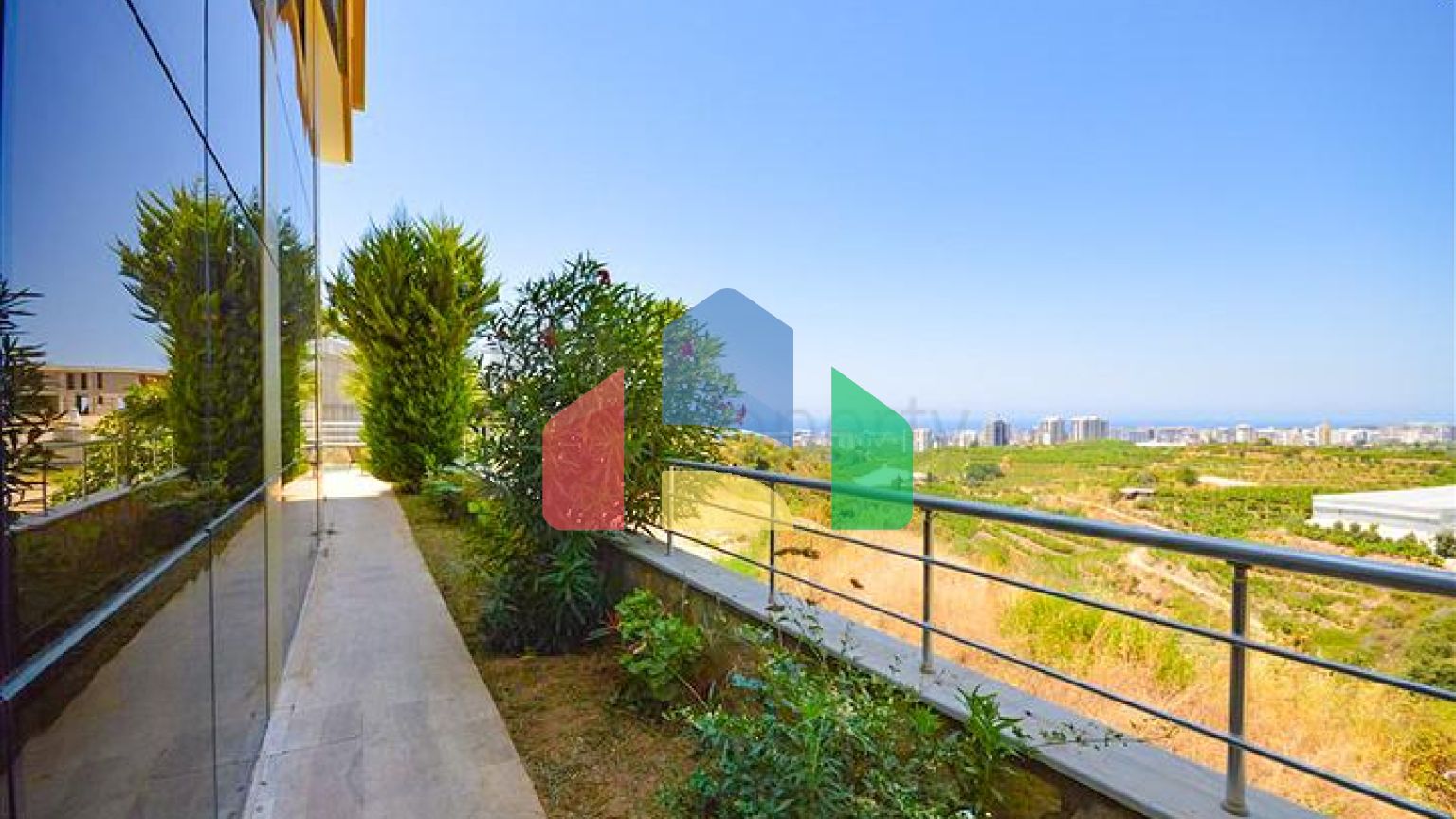 Вілла в Сіте 4+1 з невеликим садом і видом на море і гори в мальовничому районі Каргиджак