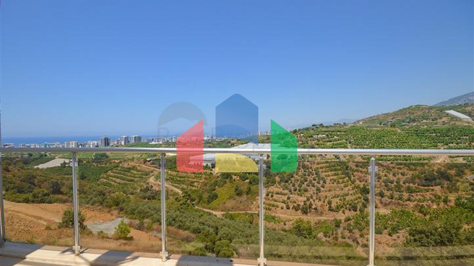 Вілла в Сіте 4+1 з невеликим садом і видом на море і гори в мальовничому районі Каргиджак