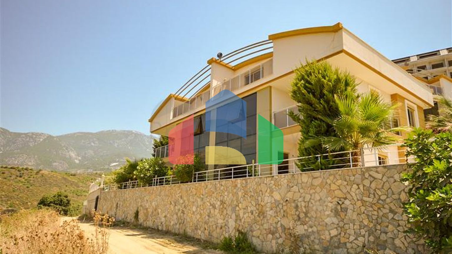 Вілла в Сіте 4+1 з невеликим садом і видом на море і гори в мальовничому районі Каргиджак