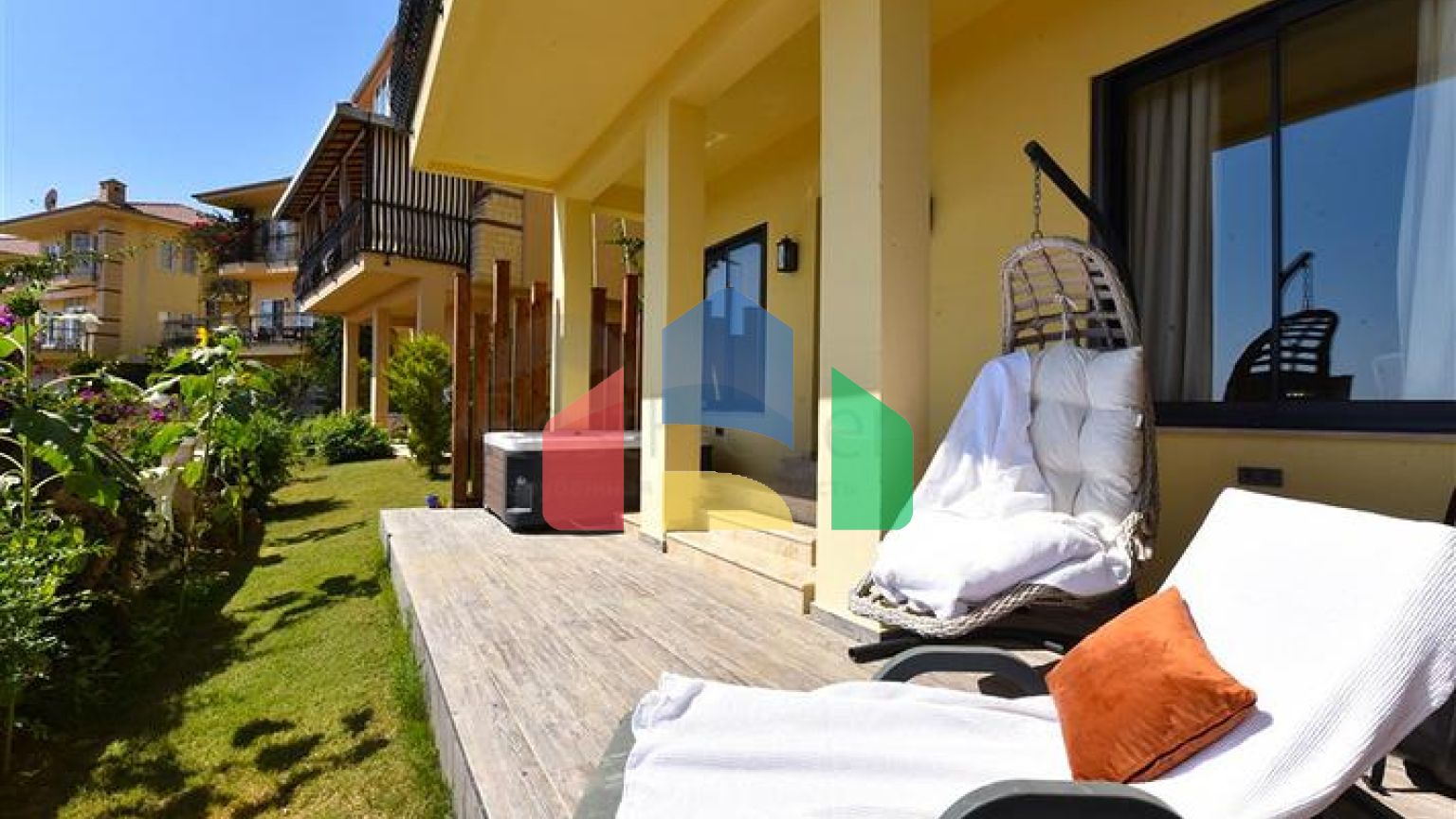 Вілла з дизайнерським ремонтом 5 + 1