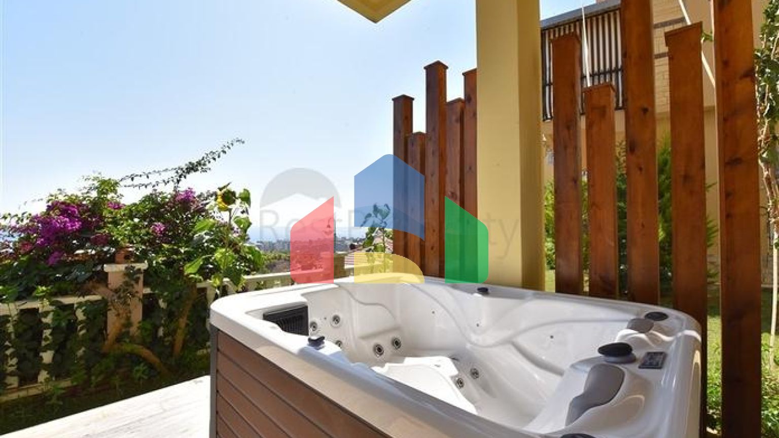 Вілла з дизайнерським ремонтом 5 + 1