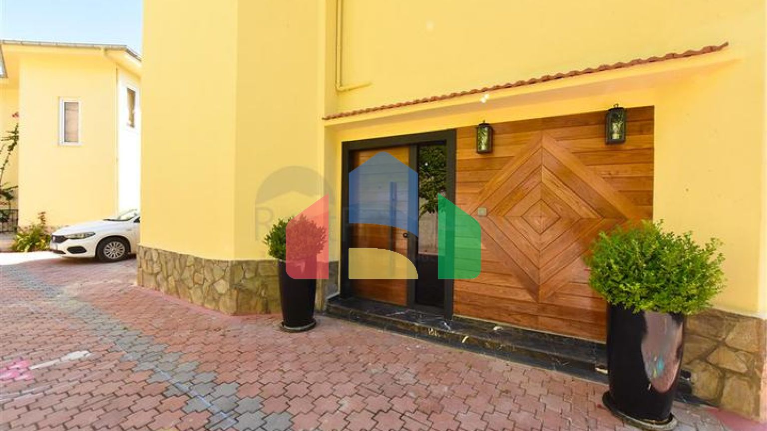 Вілла з дизайнерським ремонтом 5 + 1