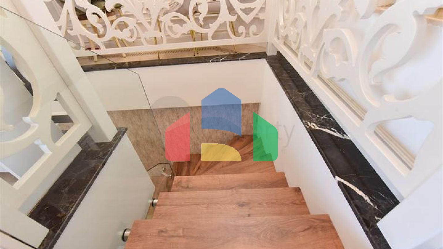 Вілла з дизайнерським ремонтом 5 + 1