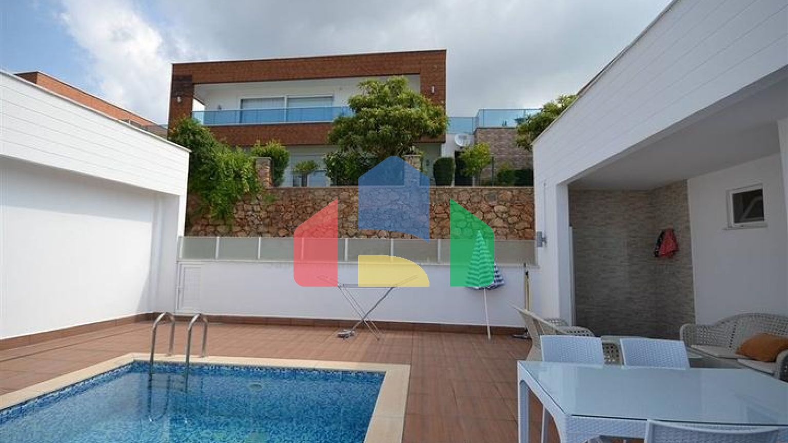 Мебльована вілла плануванням 3 + 1 в районі Каргиджак