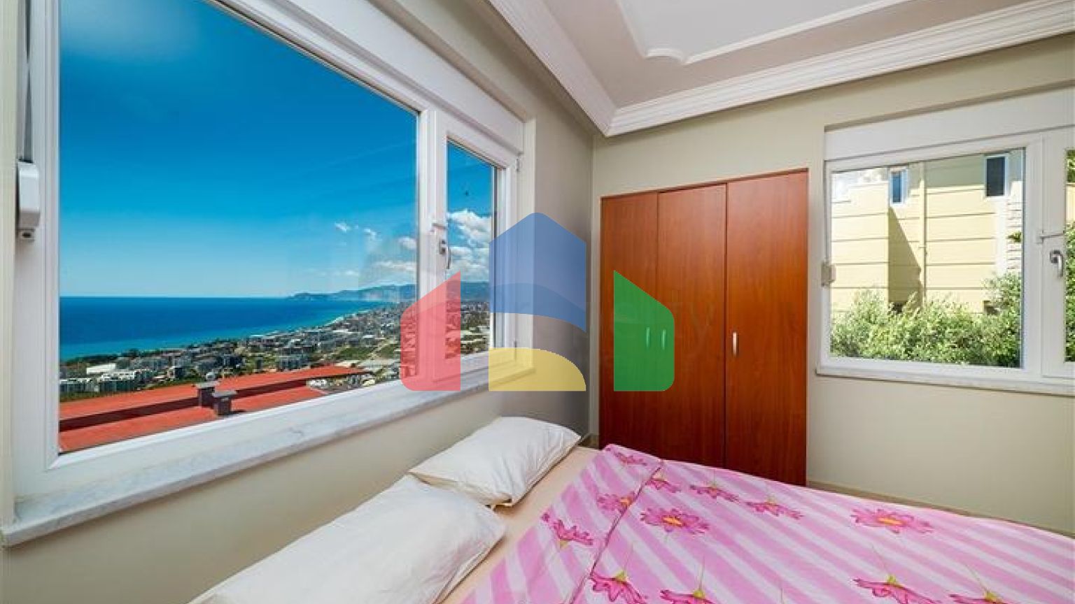 Вілла з панорамними видами на море і гори