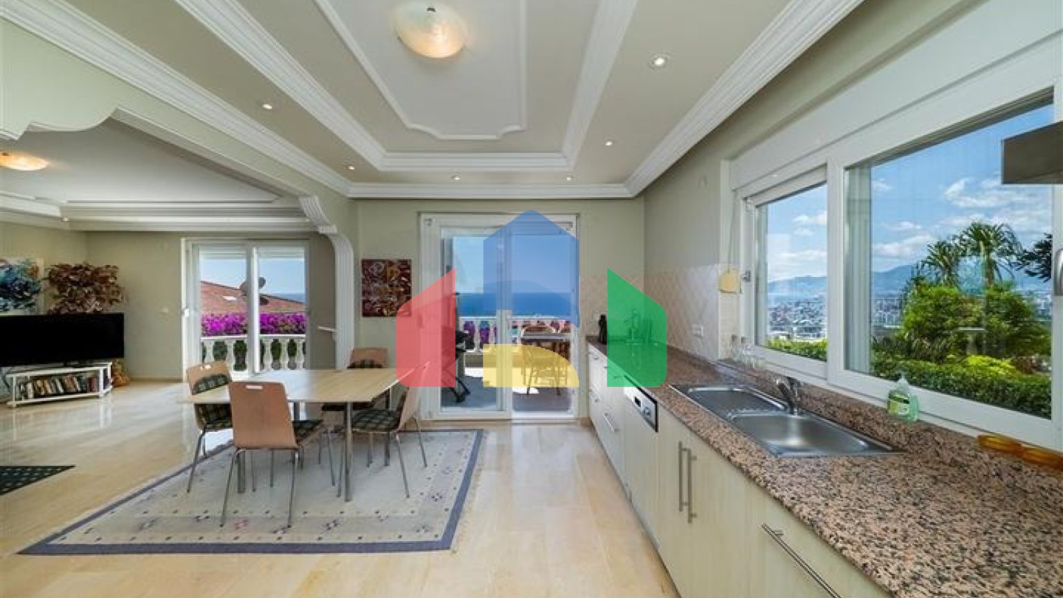 Вілла з панорамними видами на море і гори