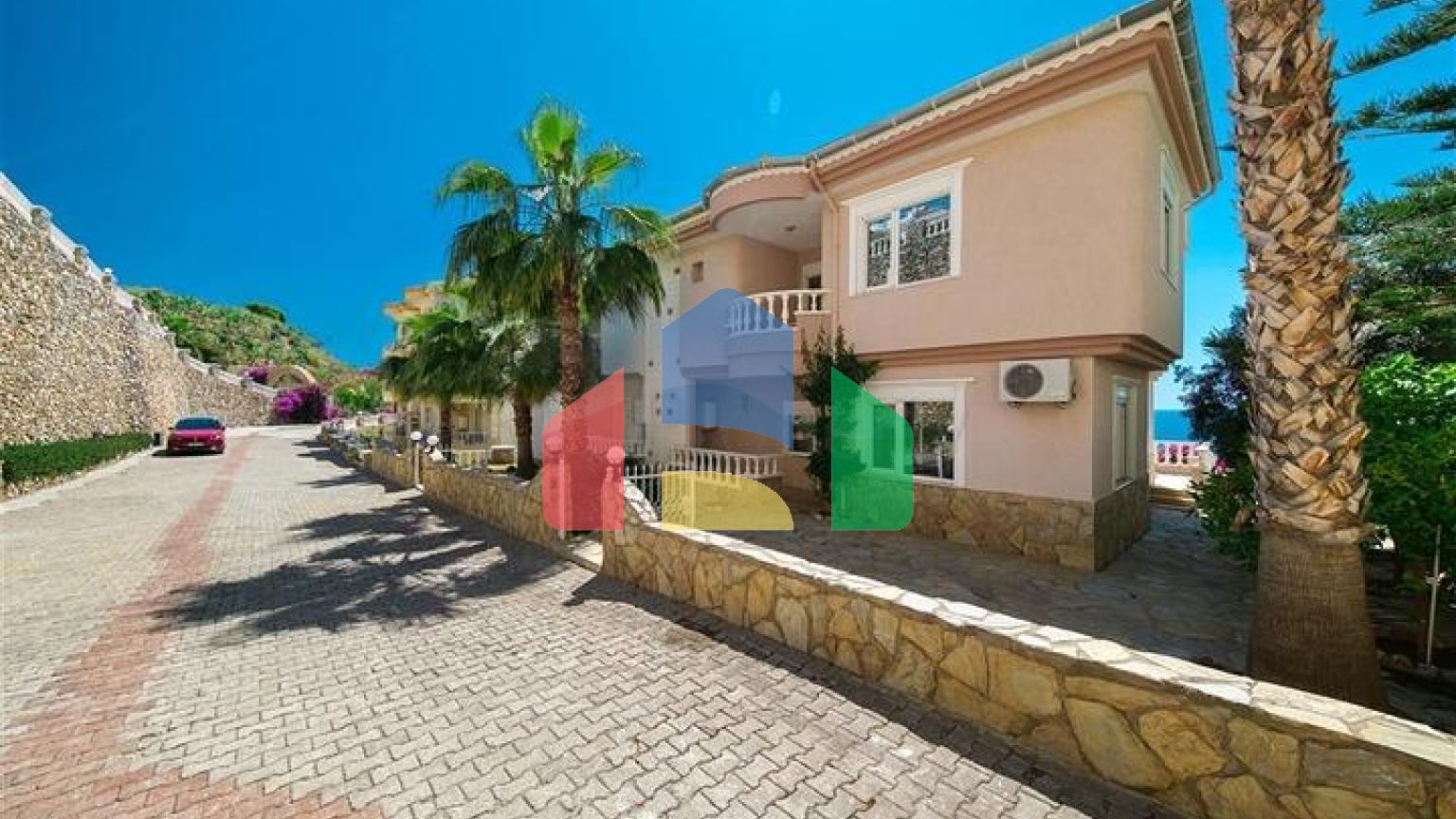 Вілла з панорамними видами на море і гори