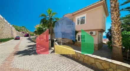 Вілла з панорамними видами на море і гори