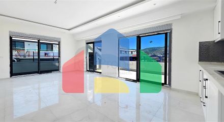 Penthouse by the sea with a spacious terrace in Kargacak area