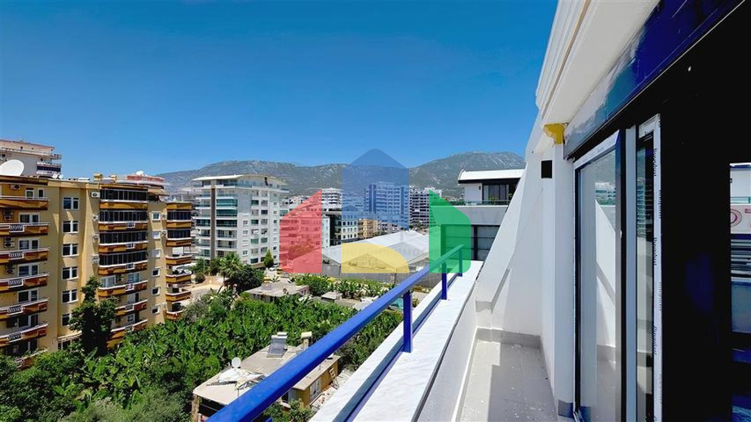 Пентхаус у моря с просторной террасой в районе Каргаджак