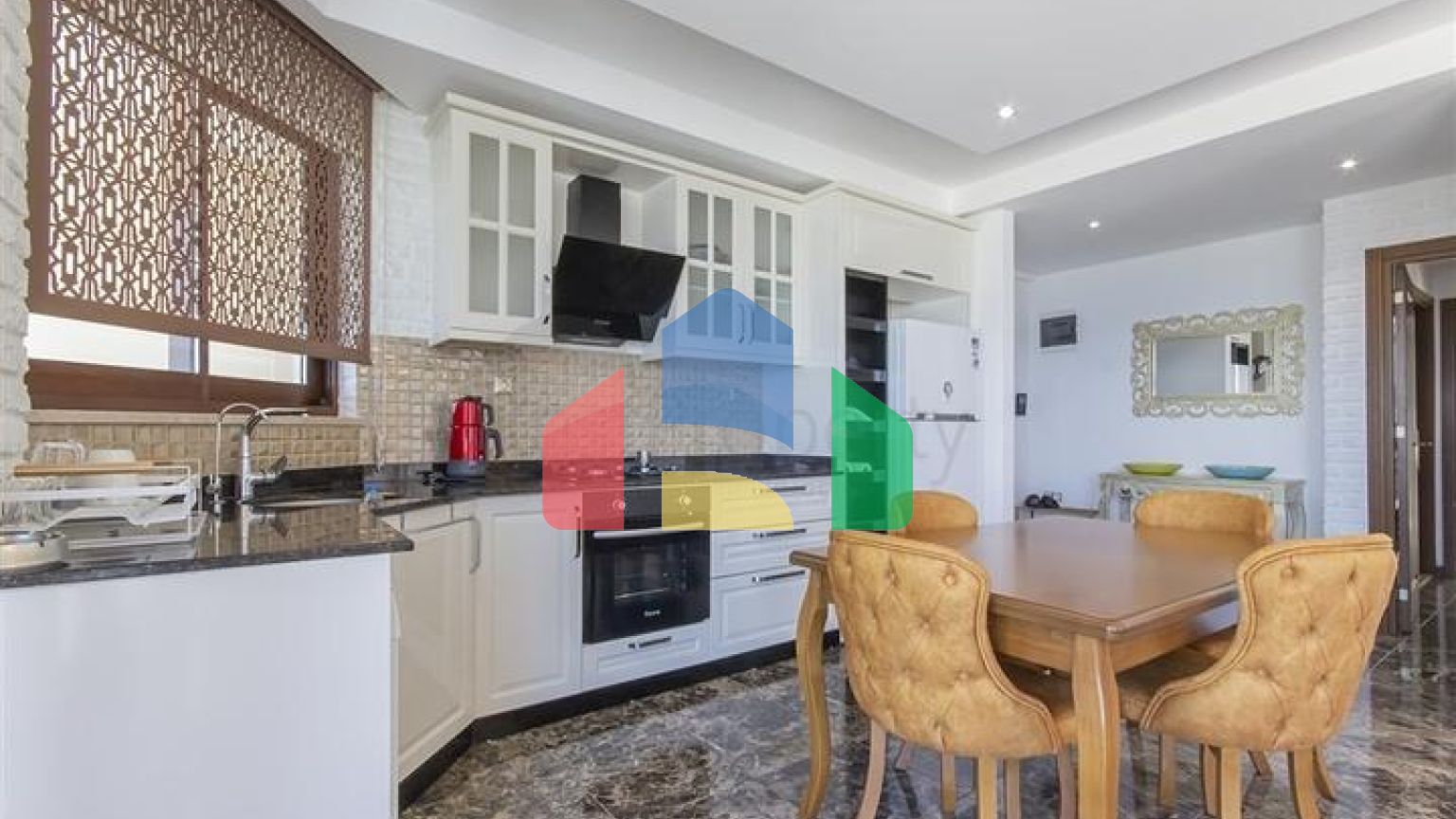 Простора мебльована квартира з видом на море в мальовничому районі біля моря