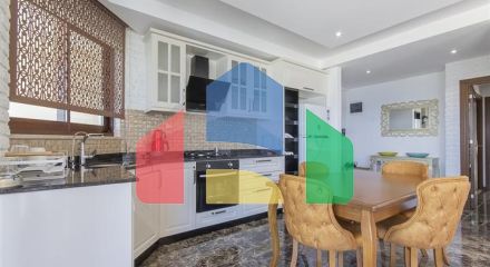 Простора мебльована квартира з видом на море в мальовничому районі біля моря