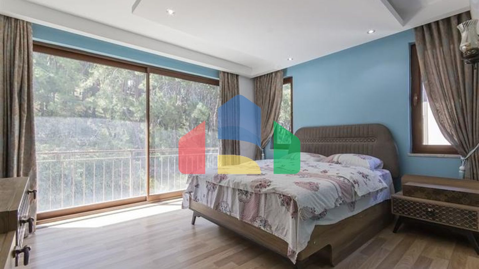 Простора мебльована квартира з видом на море в мальовничому районі біля моря