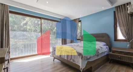 Простора мебльована квартира з видом на море в мальовничому районі біля моря