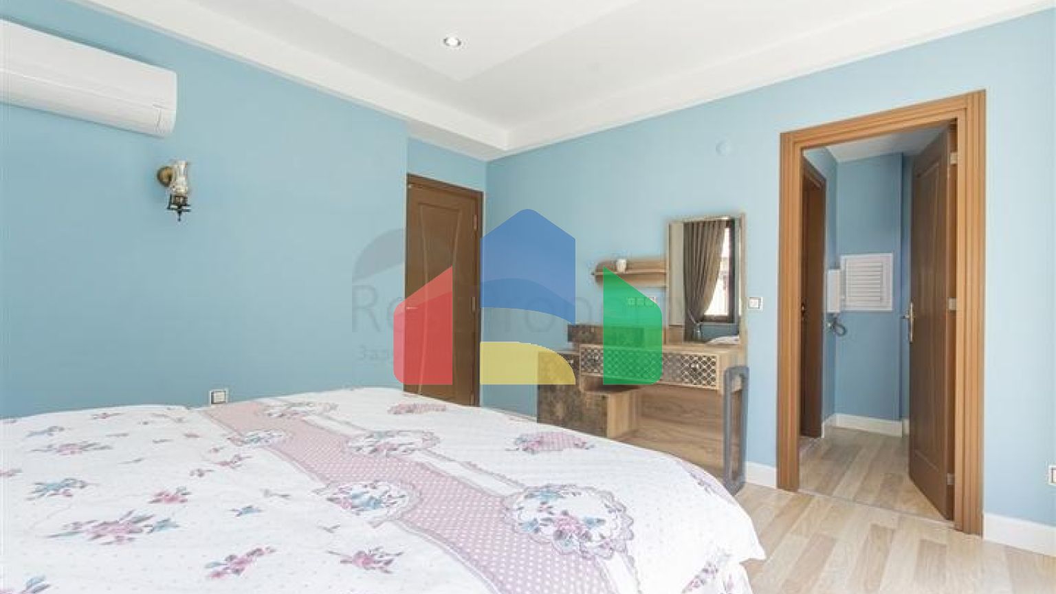 Простора мебльована квартира з видом на море в мальовничому районі біля моря