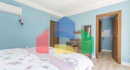 Простора мебльована квартира з видом на море в мальовничому районі біля моря