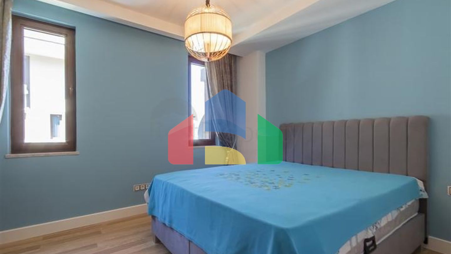 Простора мебльована квартира з видом на море в мальовничому районі біля моря