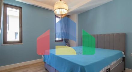 Простора мебльована квартира з видом на море в мальовничому районі біля моря