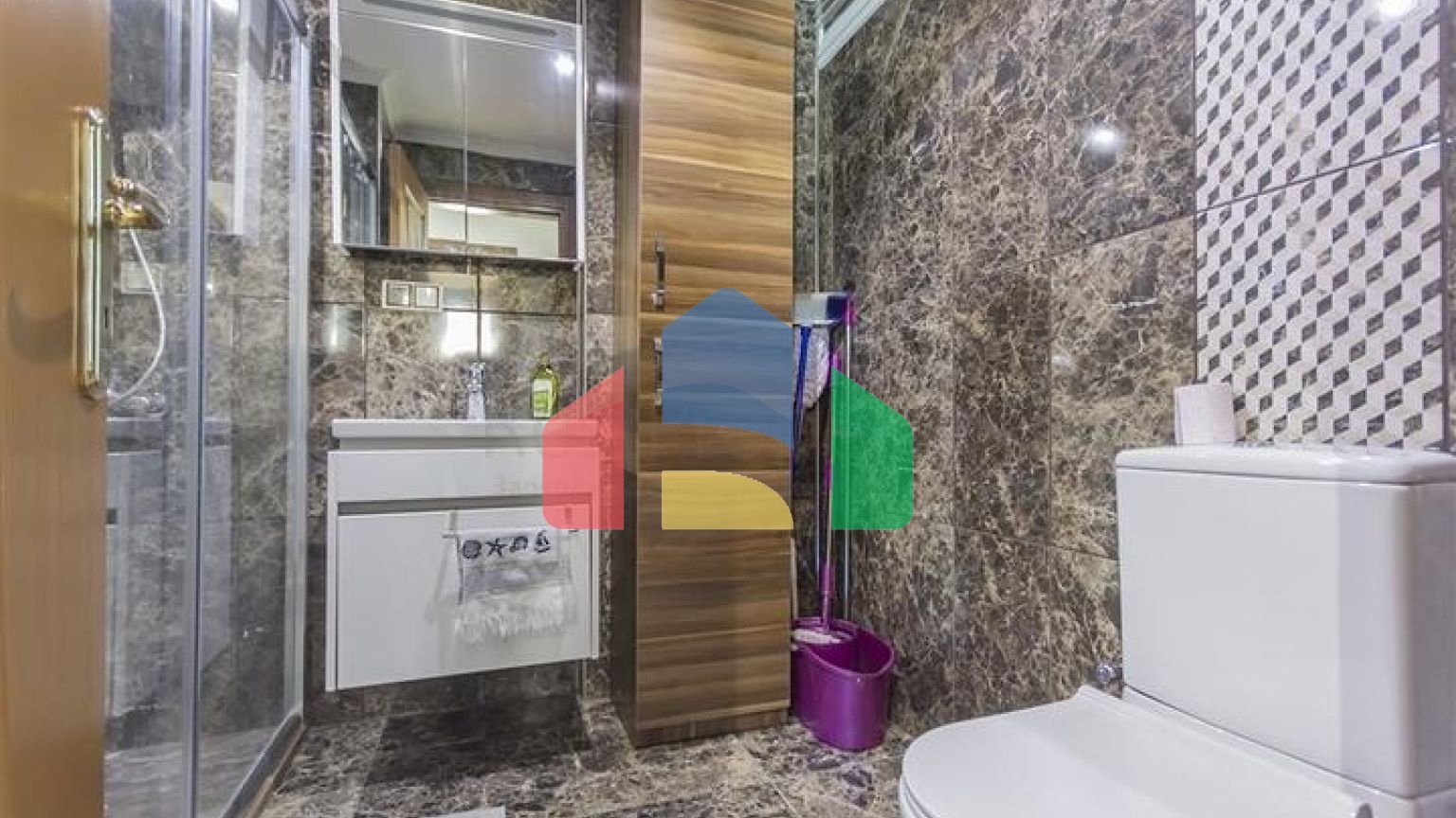 Простора мебльована квартира з видом на море в мальовничому районі біля моря