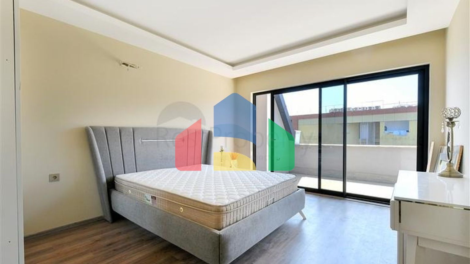 Просторий пентхаус 3 + 1 з видом на море всього в 50 метрах від пляжу