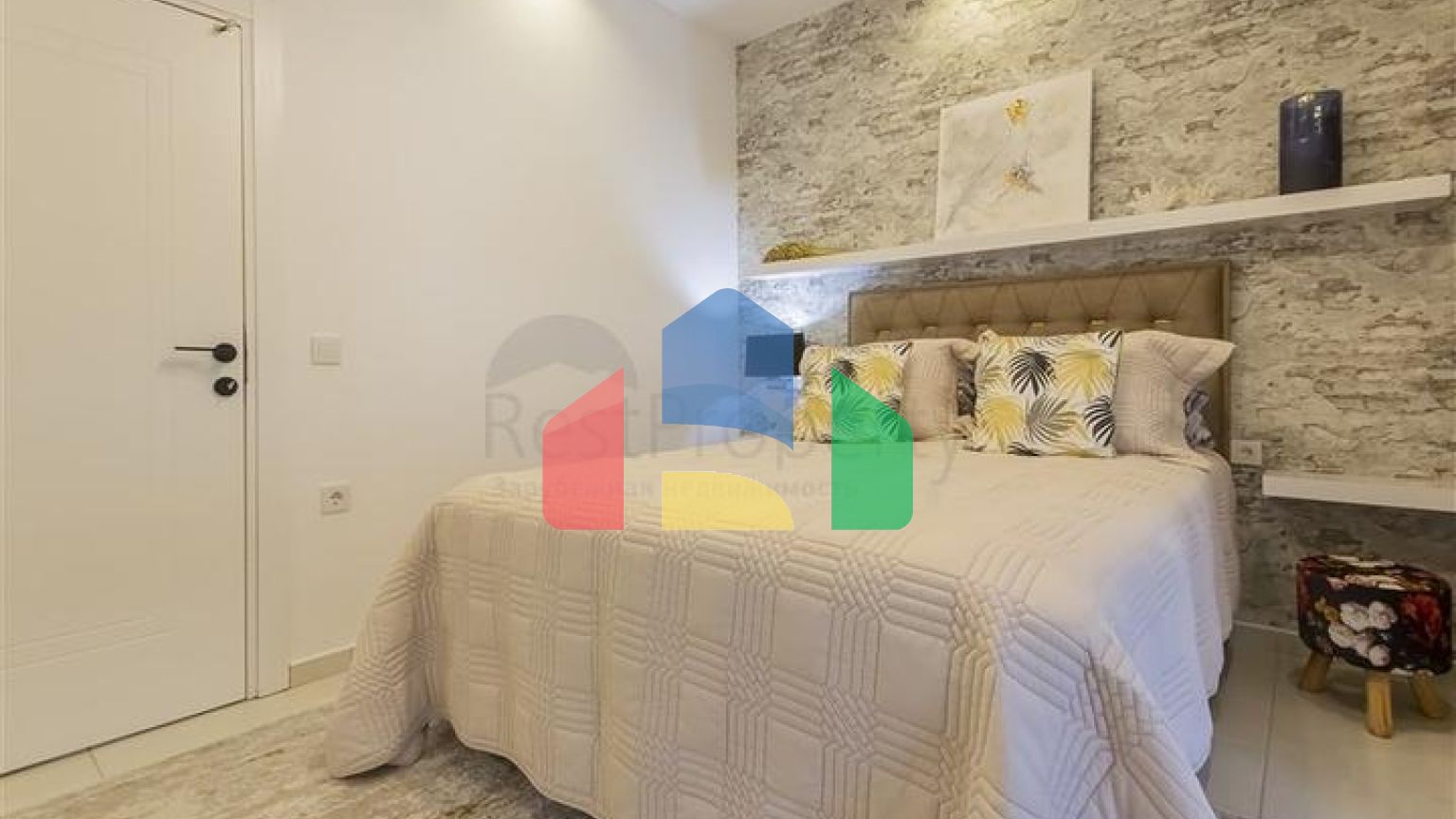 Уютная меблированная квартира 1+1 у моря в развитом комплексе