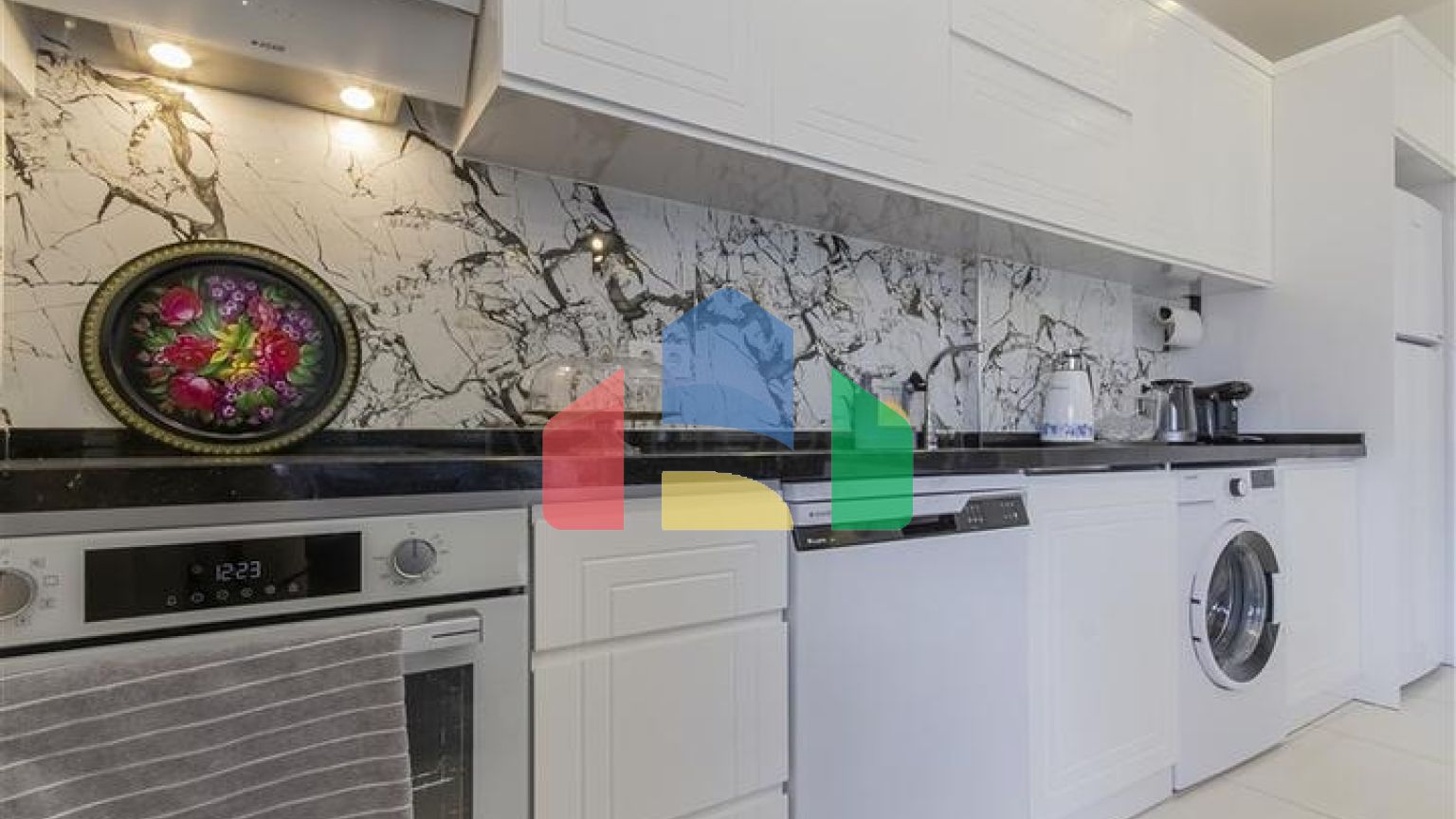 Уютная меблированная квартира 1+1 у моря в развитом комплексе