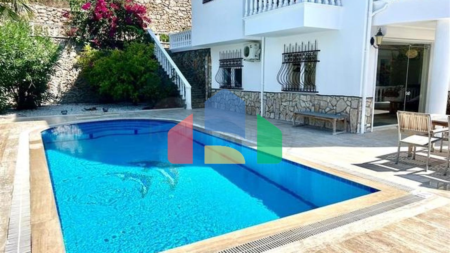 Простора вілла 3 + 2 в районі Каргиджак