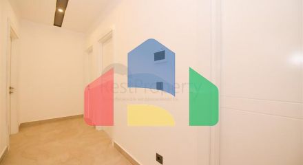 Трехкомнатная квартира на берегу моря