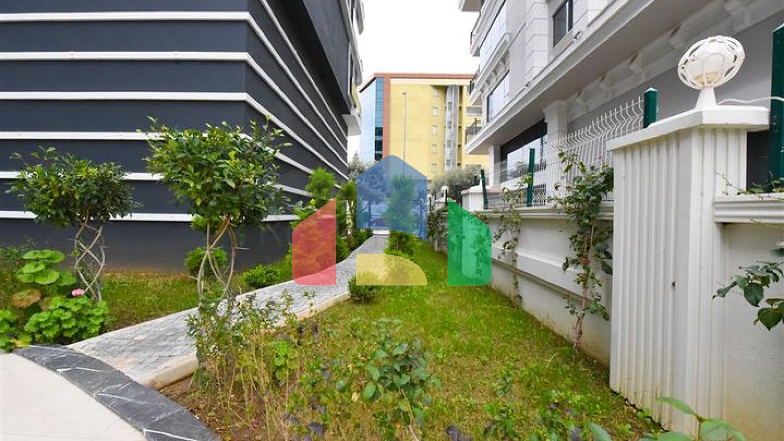 Трикімнатна квартира на березі моря