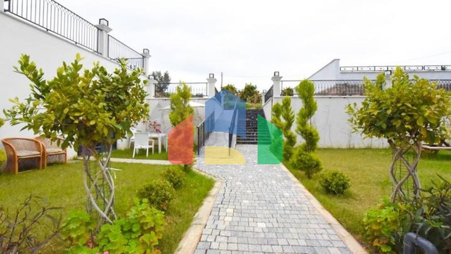 Трикімнатна квартира на березі моря