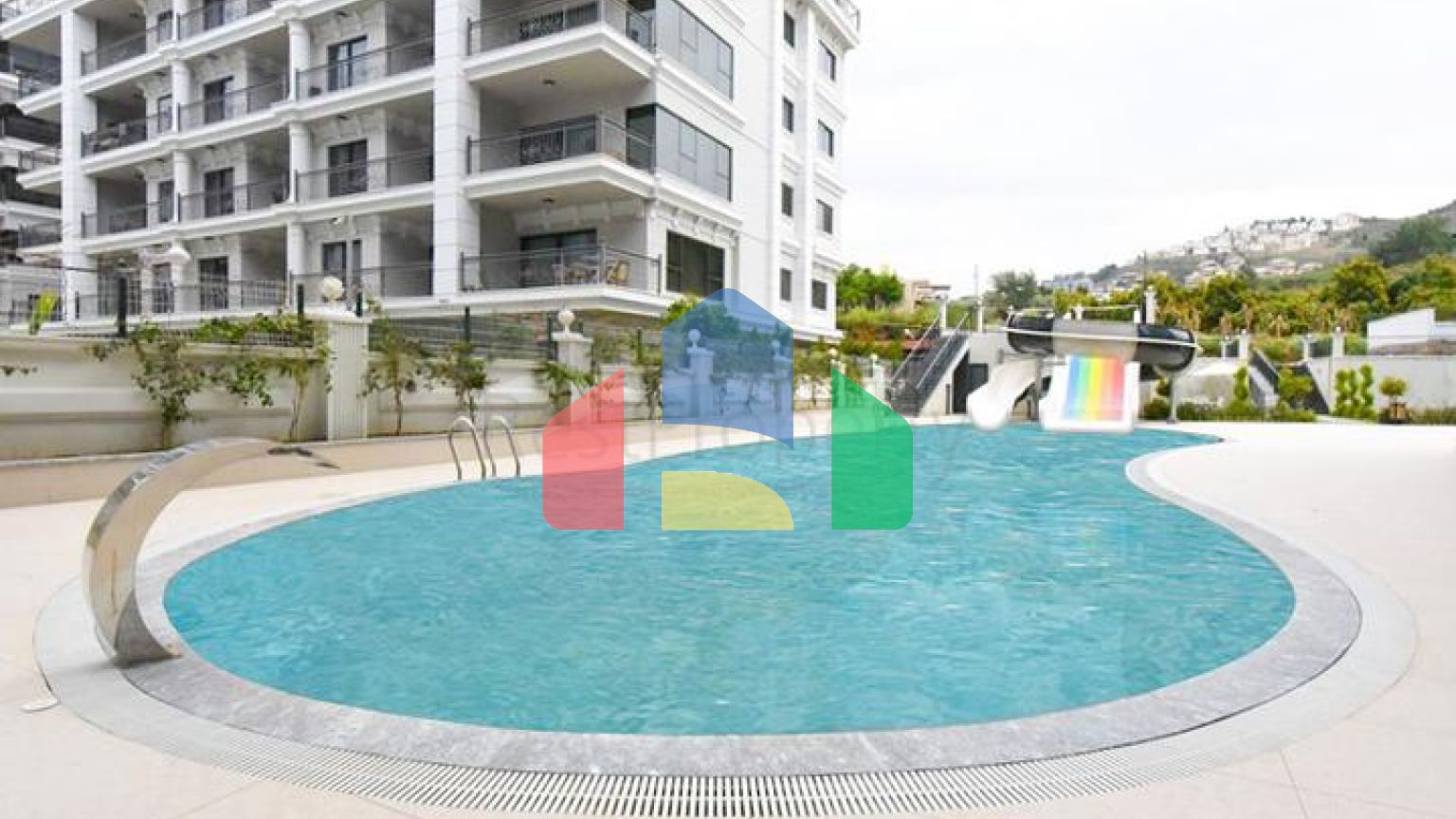 Трикімнатна квартира на березі моря